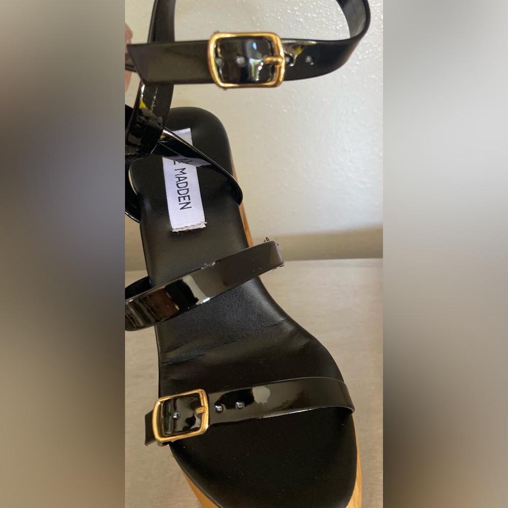 NWT.. STEVE MADDEN BLACK PATENT PLATFORM SANDALS - Picture 6 of 10